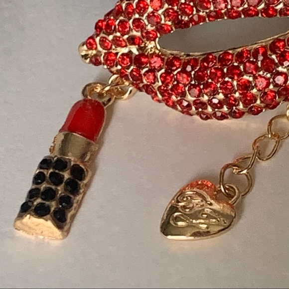 💋🆕 Betsey Johnson Style - Crystal Red Lips Necklace - Picture 4 of 5